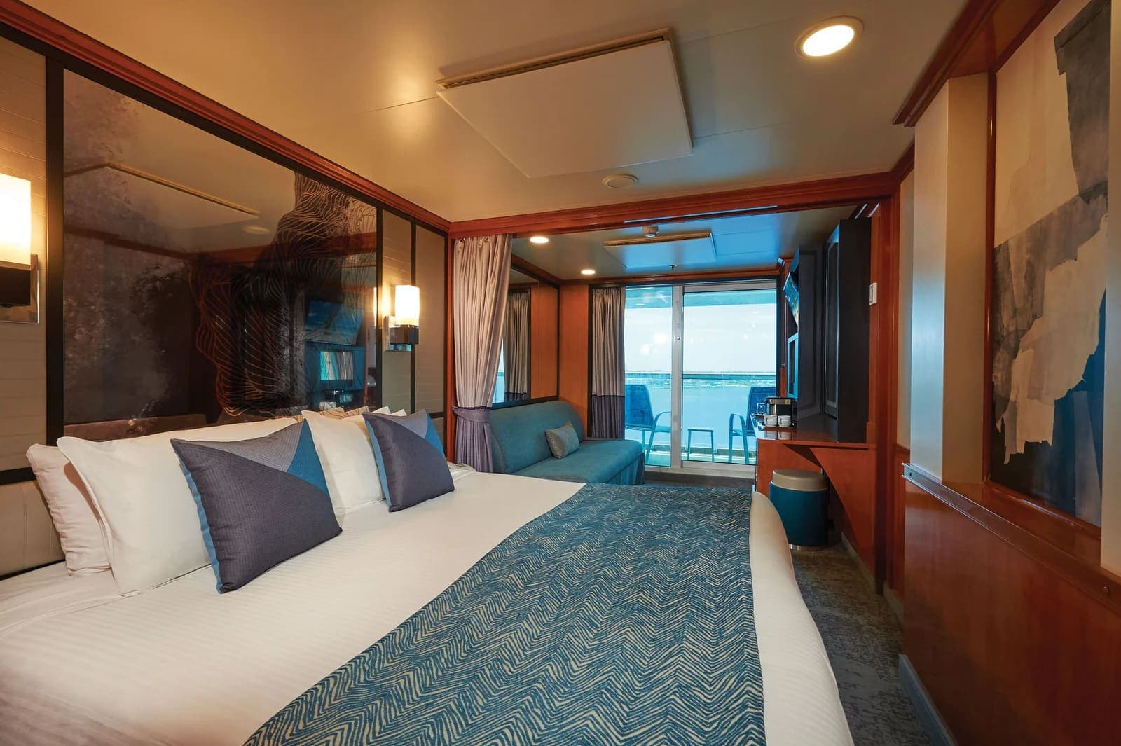 Aft-Facing Club Balcony Suite, Norwegian Jade