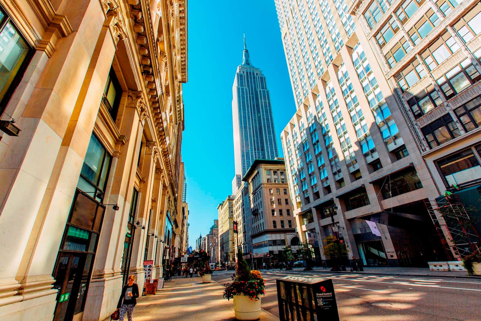 Fifth Avenue with view to Empire State Building, New York City, USA