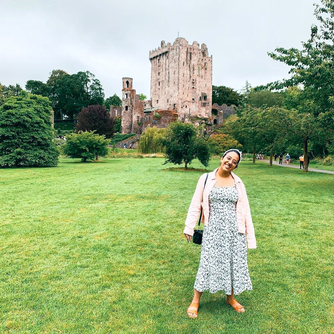 Traveller in front of Blarney Castle in Blarney, Ireland