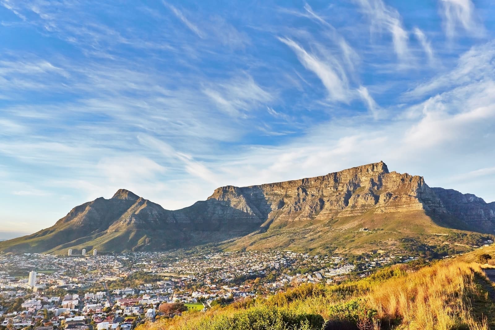 Panoramic view of Table Mountain and Devil’s Peak overlooking Cape Town city