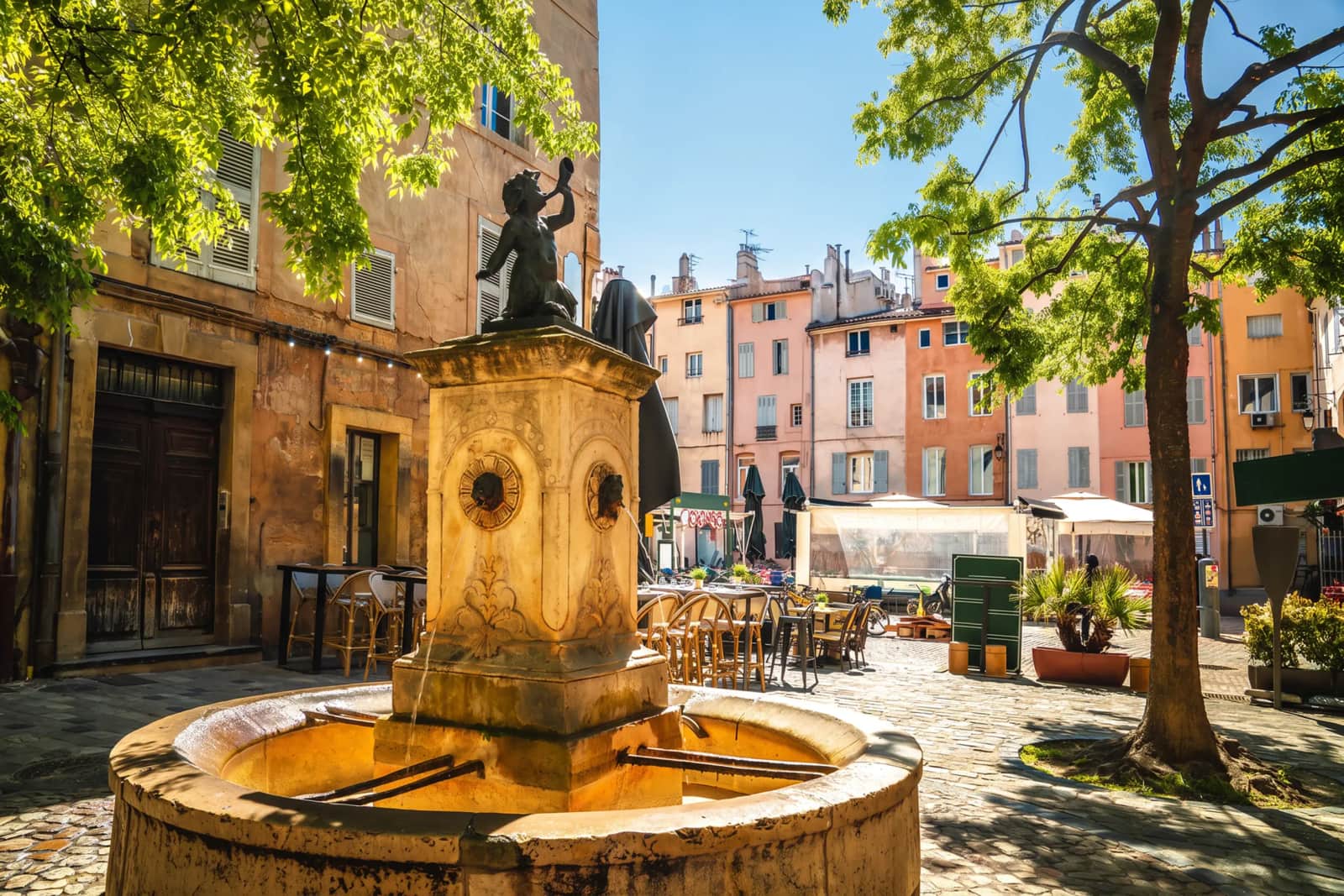 Day Hero idyllic square and fountain, Aix-en-Provence, France